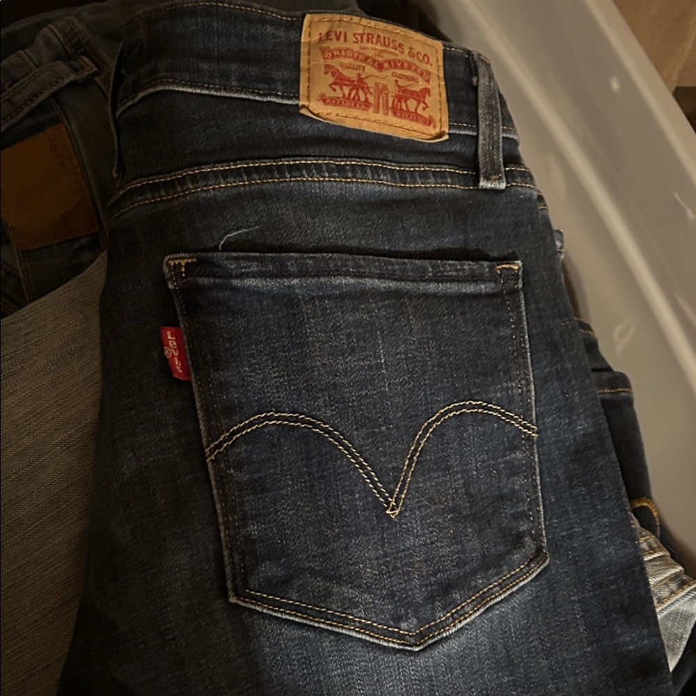 Levi's Indigo Denim Jeans with Signature Patch